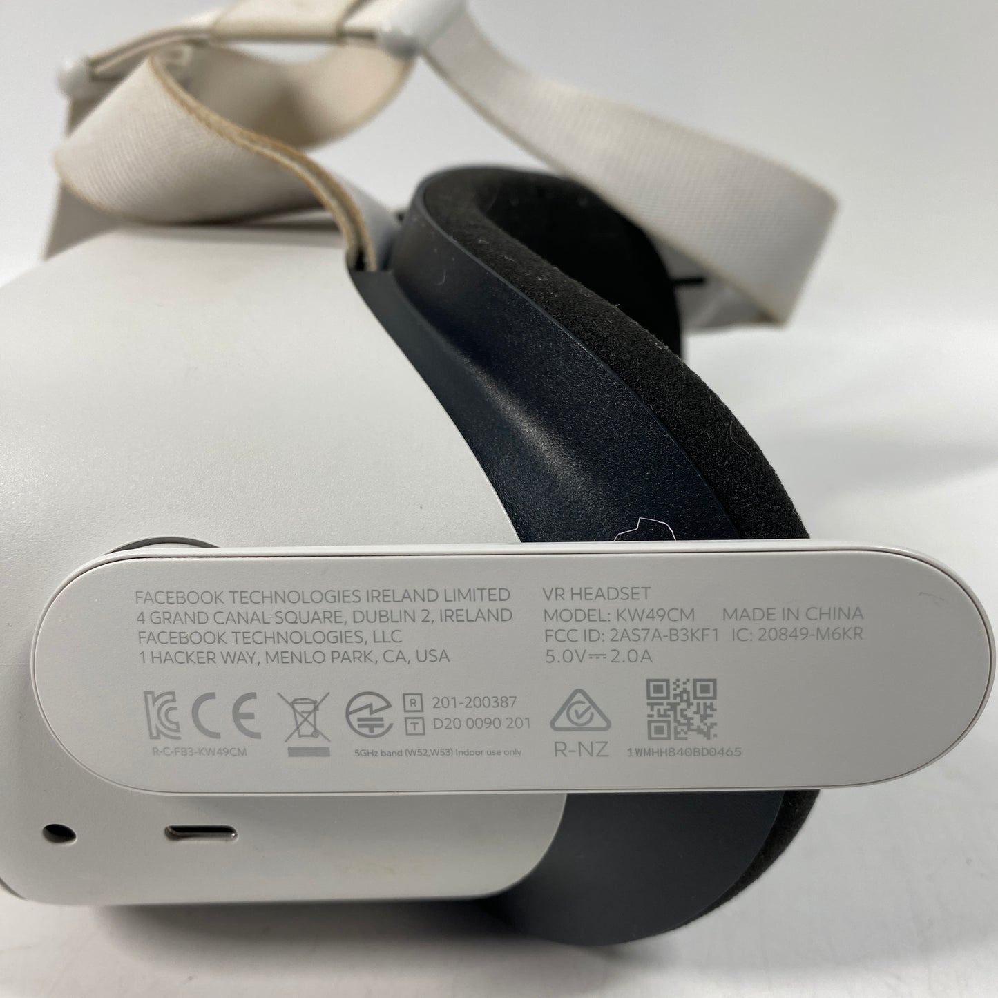 Oculus Quest 2 128GB Standalone All-in-One VR Headset KW49CM